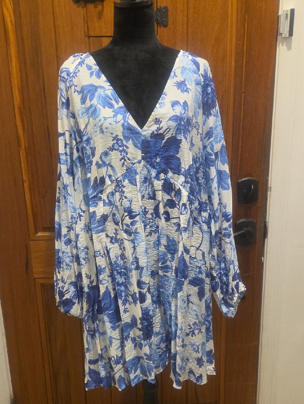 H&M White and Blue Floral V-Neck Long Sleeve Dress